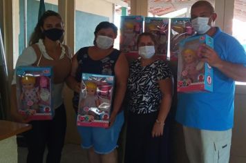 Fundo Social doa bonecas a Pro-infância e AMPLA.
