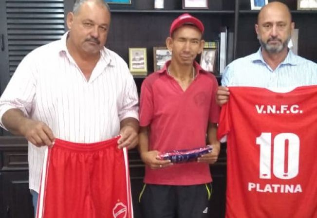 Vila Nova Futebol Clube Platina recebe novo uniforme
