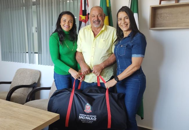 Deputado Sebastião Santos entrega kit esportivo 